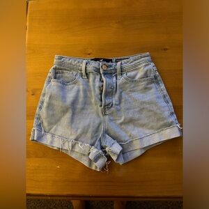 HOLLISTER. ulta high rise mom short. Jean shorts. Size 27